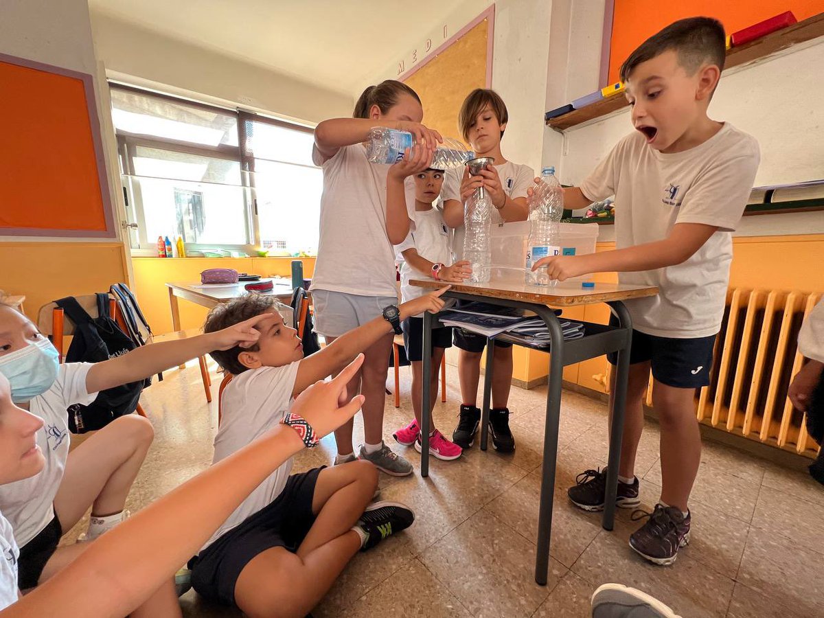 ColSantLluis's tweet photo. L'alumnat de #4tPRI #TomiJerry, avui ha fet uns experiments al projecte de les fonts d'energia. Hem treballat principalment amb l'aigua💦, i gràcies a la força de l'aire 🌬, hem pogut veure l'energia potencial de l'aigua i la que ens ofereix l'aire!

#ColSantLluís #curs20222023 https://t.co/Brfsll26Ye