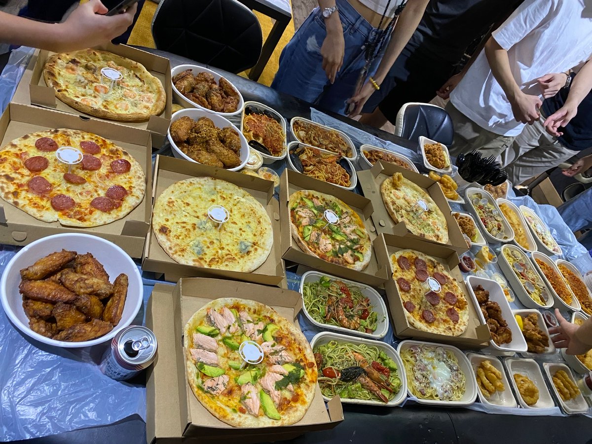 Thank you all for joining our first community-initiated party room event last weekend ❤️ It's great seeing so many new faces in HK NFT space 🇭🇰🔥 s/o to cheche &amp; @FFFenixF1 for making us mooncakes 🌕 join our discord to get updates on the next irl halloween party &amp; more! 👻