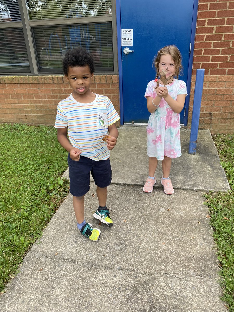 MsLaceyFCPS's tweet photo. We went on a leaf hunt yesterday!🍂 Then we wrote about what our leaves feel, look, smell, or sound like! #SRESroos https://t.co/7Cewl6OpT9
