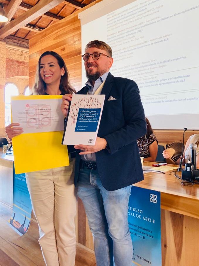 inter_ecodal's tweet photo. En #ASELE2022, nuestra compañera María Sanz recogió en Verona su premio a la tesis doctoral ASELE 2020 “La mediación en la coconstrucción de la identidad de grupo y el sentimiento de pertenencia. Una aproximación a las creencias de aprendientes de ELE”. ¡Enhorabuena, María! https://t.co/VfyZzYB8RF