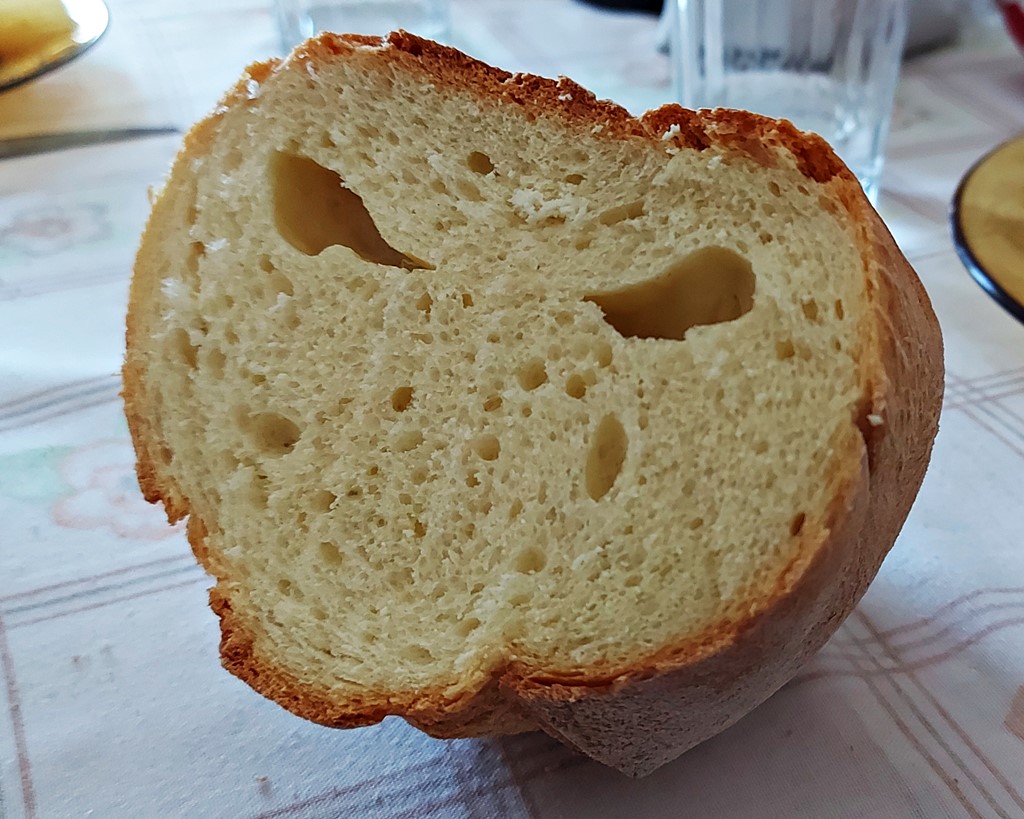 ziomau's tweet photo. Uh-oh, questo pezzo di pane mi ha guardato malissimo! 😳🍞👿😱
Sarà perché mi sono avvicinato con un coltello in mano? 🔪🤔🤷🏻♂️
#facesinthings #facespics #iseefaces https://t.co/YqWCW49MKD
