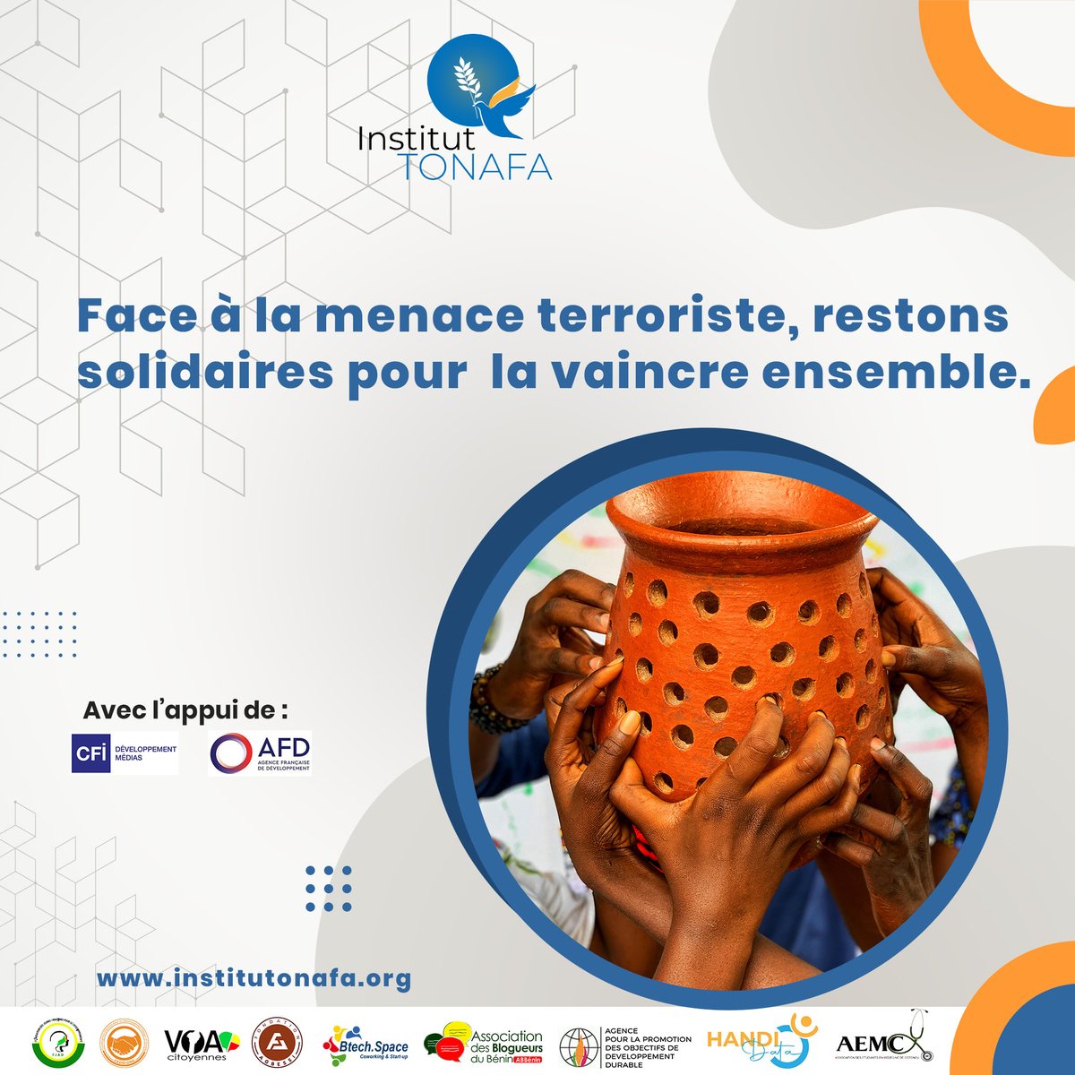 Face aux actes de violence des groupes armés, restons solidaires les uns des autres. Coopérons avec la police communautaire et ne nous taisons pas sur les injustices que subissent les autres! Soutenons-nous dans cette épreuve difficile.🙏🏾<a href="/CFImedias/">CFImedias</a> <a href="/Btech/">btech</a> #Tonafa #CohesionSociale