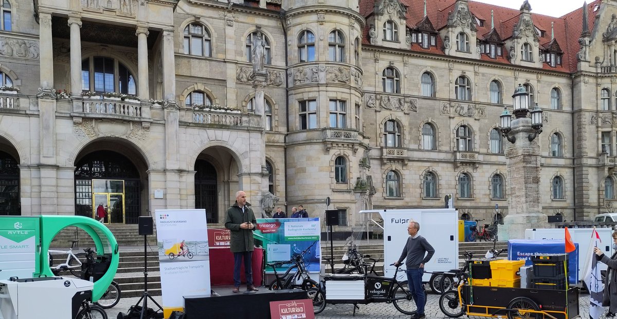 Die 3. Nationale #Radlogistik Konferenz ist eröffnet. Klimaschutz ist eine Chance die Stadt für Menschen neu zu gestalten. Die Radlogistik wird die Zukunft der Logistik umkrempeln. Dank an starke Worte von OB <a href="/BelitOnay/">Belit Onay</a> #NRLK2022