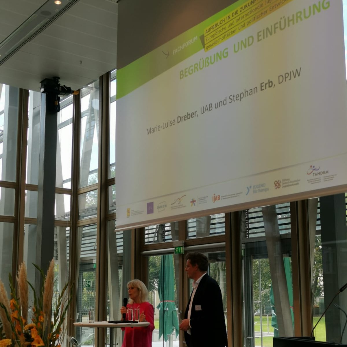 #Fachforum I Aufbruch in die Zukunft!💫<a href="/stephan_erb/">Stephan Erb</a> (<a href="/dpjw_pnwm/">DPJW</a>) &amp; Marie-Luise Dreber (@IJABev) eröffnen Fachforum der Europäischen und Internationalen #Jugendarbeit. In Zeiten von Krisen - gemeinsam mit Partnern - neue Chancen und Stärken nutzen! Wir freuen uns auf den Austausch