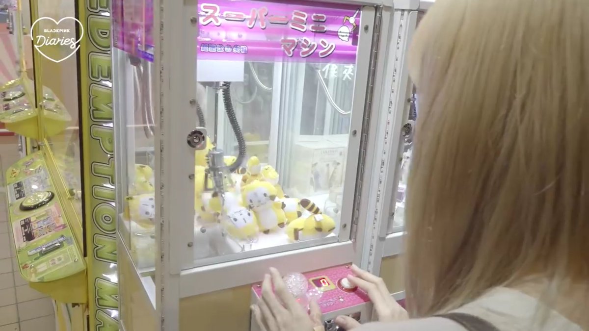 jenymilkeu's tweet photo. "omg i want that plushie" gf  x "tanginang claw machine to scam" gf https://t.co/0wXwN2HKve