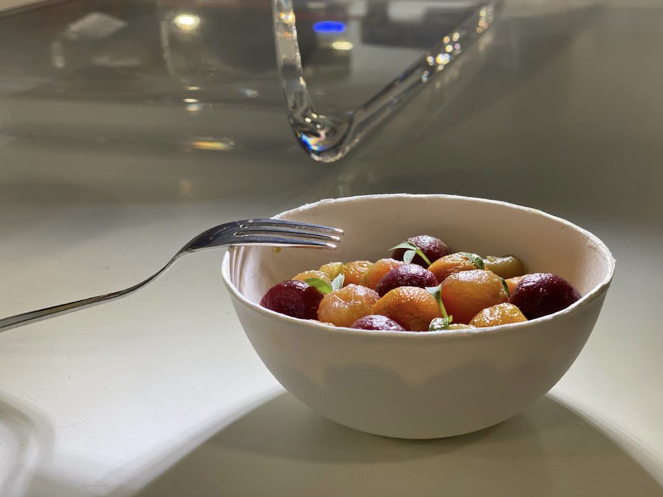 CNES's tweet photo. Dans l’espace, la nourriture est importante pour la santé mais aussi pour le moral 🍽️
De l’élaboration de repas de fête à la première recette de cuisine spatiale avec Food Processor, la France montre l’exemple 🇫🇷
#IAC2022 https://t.co/RrqMr56Boi