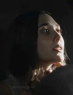 ᅠ

ᅠ
ㅤㅤㅤㅤAl observar que solo era la preciosa Emily sus ojos volvieron a la normalidad. Avergonzada solo río bajando sus manos.

ㅤㅤㅤㅤ─── Lo siento, me deje llevar 

Confesó la mujer avergonzada acariciando la mejilla ajena.

ㅤㅤㅤㅤ─── ¿Te lastime?