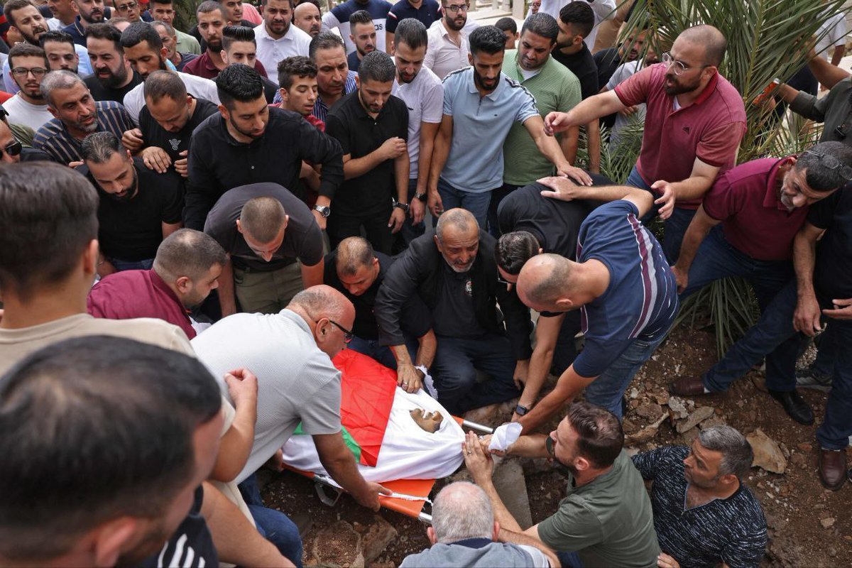 PalinfoAr's tweet photo. مصادر صحفية: "تشييع جثمان فراس يعيش الذي ارتقى خلال الاحتجاجات على اعتقال أجهزة أمن السلطة المـ ـطاردين مصـ ـعب اشـ ـتية وعـ ـميد طبيـ ـلة الليلة الماضية".

#فلسطين https://t.co/iy8xVsysQi