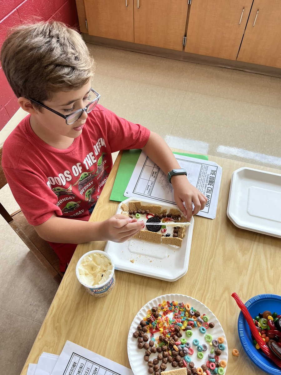 Gpyfer2's tweet photo. What better way to show your knowledge of a plant cell than to make one with food. #hillsidepride #westshoreproud https://t.co/bk6uX1XV1j