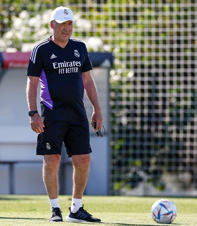 elchiringuitotv's tweet image. 👏𝐋𝐚 𝐒𝐎𝐑𝐏𝐑𝐄𝐒𝐀 𝐝𝐞 𝐀𝐍𝐂𝐄𝐋𝐎𝐓𝐓𝐈 𝐚 𝐑Ü𝐃𝐈𝐆𝐄𝐑

🛎️"Fue el día antes de mi presentación. Llevaba pocas horas en Madrid cuando de repente sonó el timbre...".

😱"... Era Ancelotti. Comió y conoció a mi familia. Ningún entrenador había hecho eso por mí".