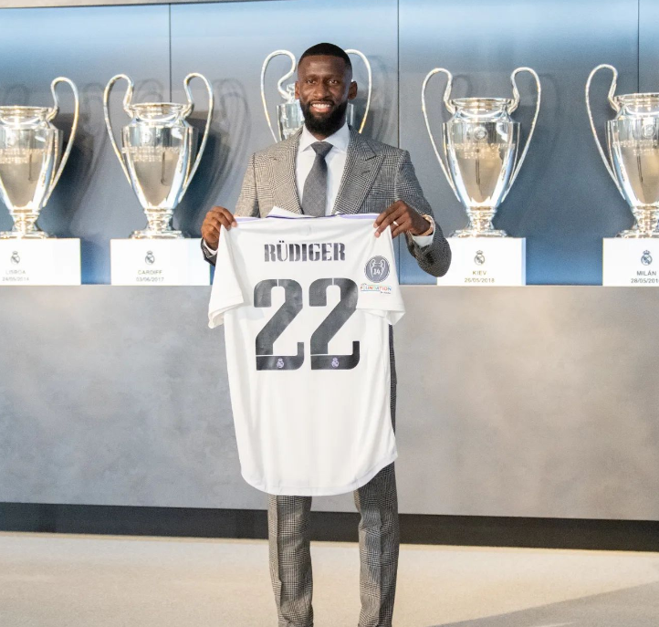 elchiringuitotv's tweet image. 👏𝐋𝐚 𝐒𝐎𝐑𝐏𝐑𝐄𝐒𝐀 𝐝𝐞 𝐀𝐍𝐂𝐄𝐋𝐎𝐓𝐓𝐈 𝐚 𝐑Ü𝐃𝐈𝐆𝐄𝐑

🛎️"Fue el día antes de mi presentación. Llevaba pocas horas en Madrid cuando de repente sonó el timbre...".

😱"... Era Ancelotti. Comió y conoció a mi familia. Ningún entrenador había hecho eso por mí".