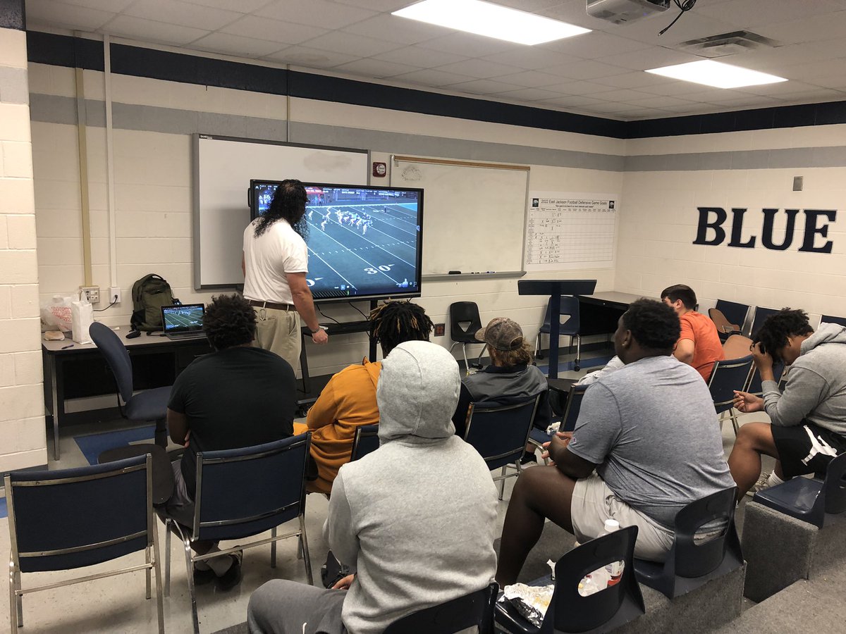 CameronPettus's tweet photo. I absolutely love watching these guys work early Tuesday mornings! It all starts up front👊 #DLineLife #GoEagles 💯🏈🦅 https://t.co/C18QWOcn5n