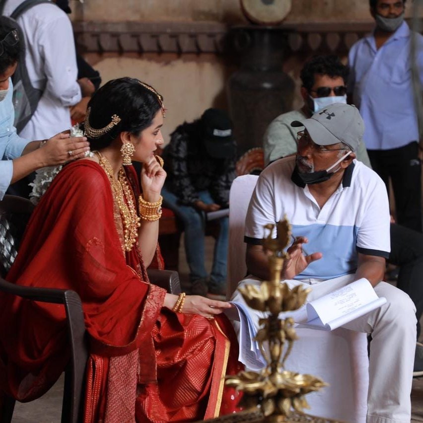 viptamilcinema's tweet photo. Mani Ratnam's #PonniyinSelvan #Kundavi #Trisha on #PS1 Set. Currently #Trending #viral #ManiRatnam #Promotion starts #PonniyinSelvan1 #VIPTamilOnline https://t.co/tsbp4LwOY3