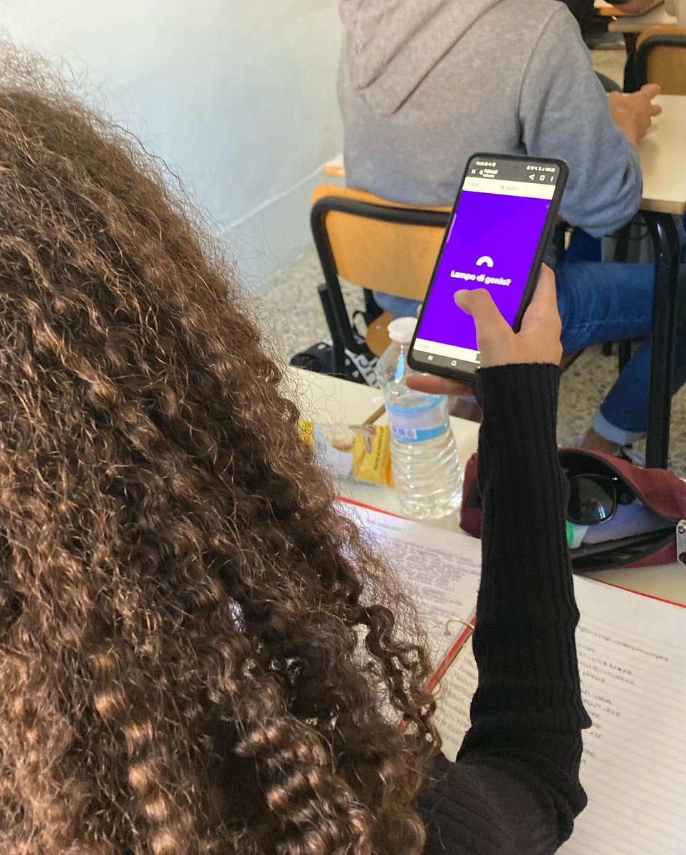 Uso didattico dello #smartphone (uno dei tanti): in questo caso, ripasso della morfologia verbale latina attraverso un questionario interattivo. #scuola #digitale #innovazione <a href="/Kahoot/">Kahoot!</a>