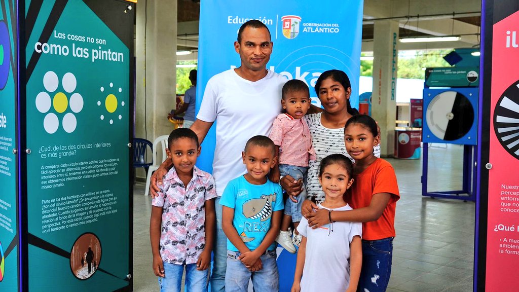 SEDAtlantico's tweet photo. En #MalokaViajera las familias también vivieron la experiencia de aprender de manera divertida sobre ciencia! 🤩

Descubre más visitando nuestro Observatorio de Innovación Educativa https://t.co/7OIKfORSbm 

#EducaciónParaLaGente 👨‍👩‍👦‍👦 https://t.co/KKPTGEjfSD