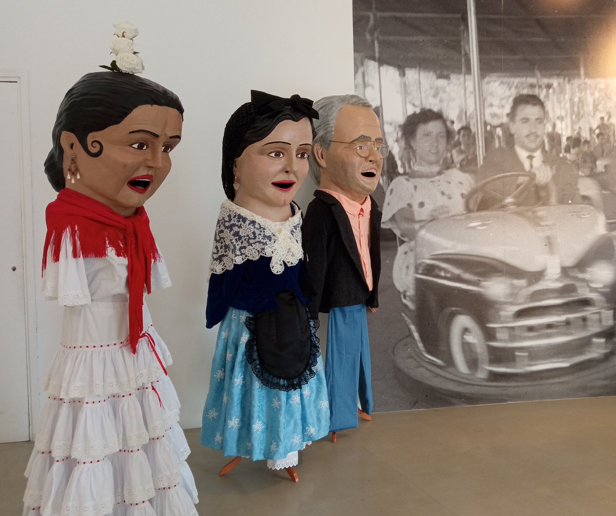 Pels que no vàreu poder venir a la presentació de la Comparsa de Capgrossos del Poble Nou dissabte passat, fins a finals de mes formen part de l'exposició "Poblenou: la memòria pintada" organitzada per l'Arxiu Històric del Poblenou a <a href="/CanFelipa/">CCCan Felipa</a> amb quadres de <a href="/NeusMartinRoyo/">Neus Martín Royo</a>!