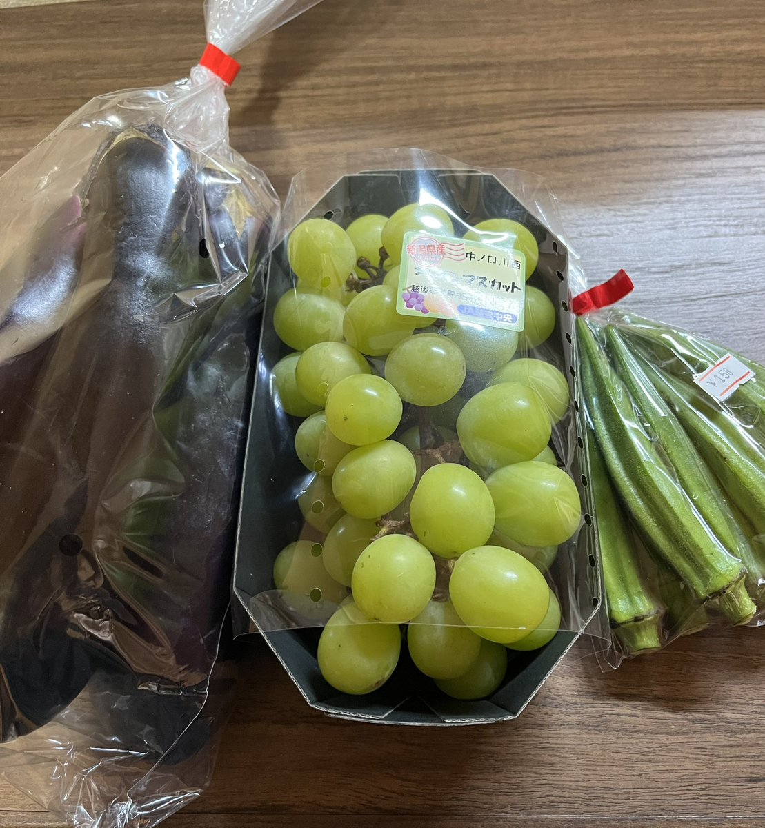 emem5296's tweet photo. 長茄子🍆5本で180円とか、シ���インマスカットが698円とか、安すぎて嬉しい😆
#本町むさしや本店 https://t.co/TerzheDxFM