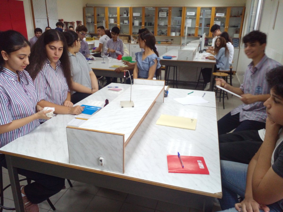 TahaniDandashli's tweet photo. Static electricity 
Grade 10 physics lab work 
 @MakassedSaida https://t.co/JCY18UeDdI