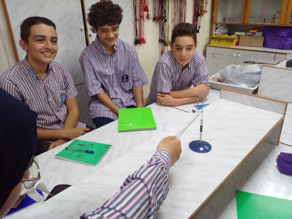 TahaniDandashli's tweet photo. Static electricity 
Grade 10 physics lab work 
 @MakassedSaida https://t.co/JCY18UeDdI