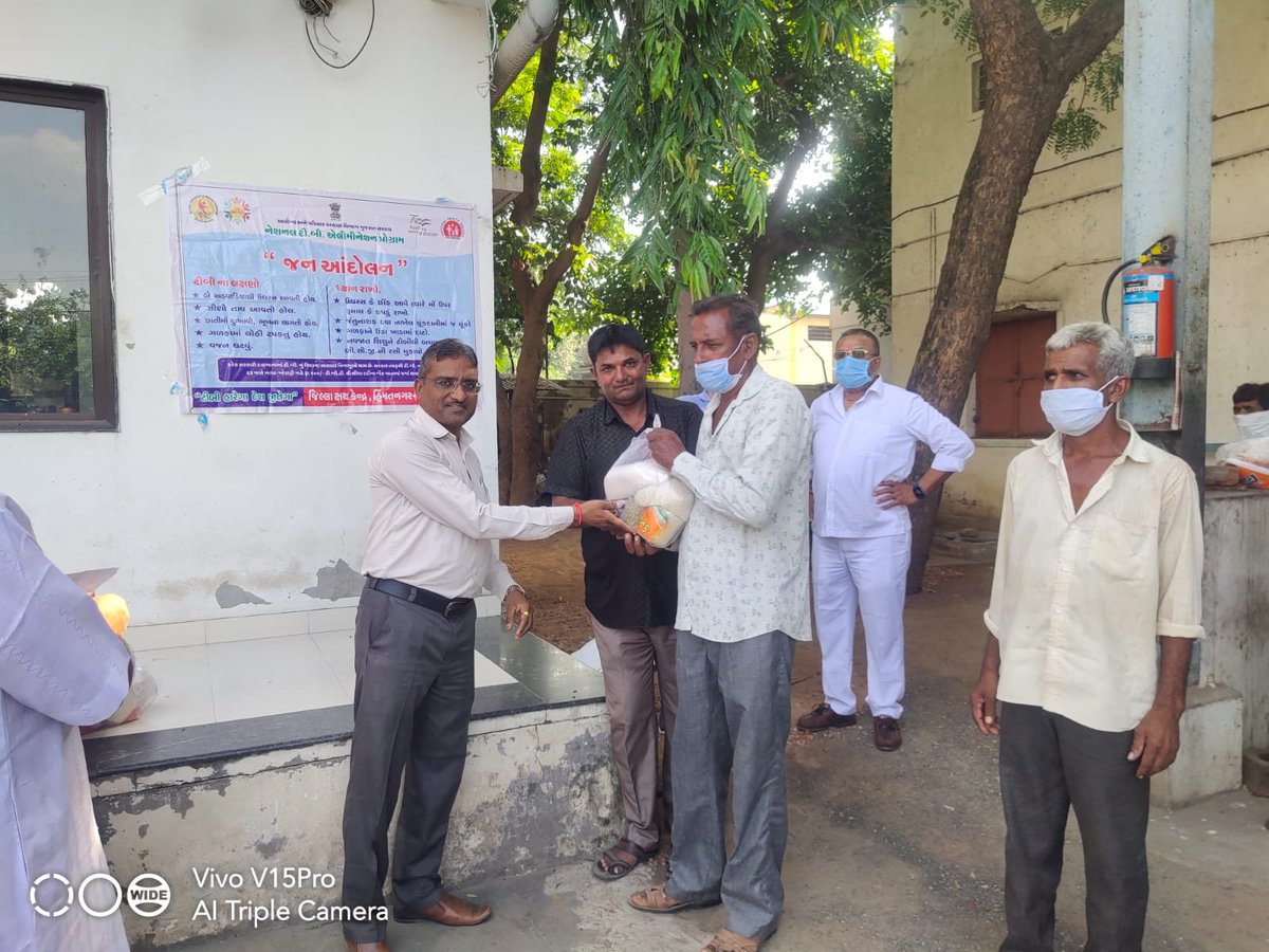 CdhoSabarkantha's tweet photo. #TBMuktBharat     20 Poshan kits donated to TB patients By Anilbhai patel family &amp; Prafulbhai kordiya of Vikas Oil Mill at Talod. @NtepGuj @GujHFWDept  @NHMGujarat @CollectorSK @sabarkanthadp https://t.co/xRb1b0gkcU