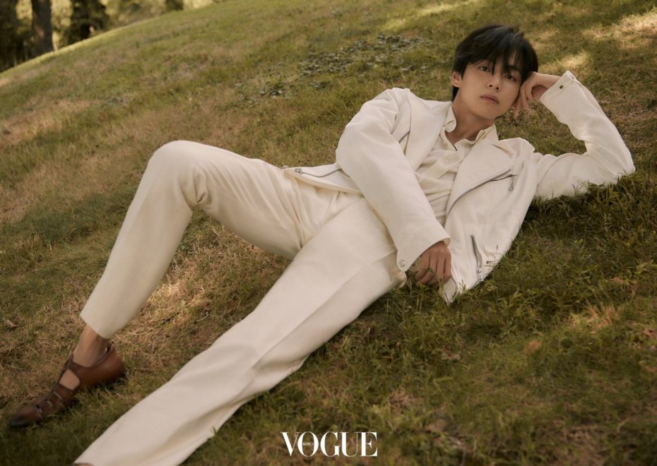 #BTS' #V opens up to #VogueKorea in one of his most candid interviews ever on his return from New York after his amazing cover shoot at the #WilliamCullenBryant Homestead!📸✨🌟👑💜
facebook.com/worldmusicawar…