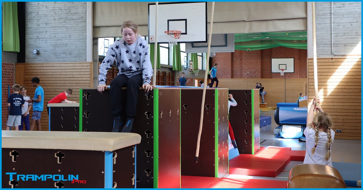 TrampolinPro's tweet photo. Euer Kind liebt es über Hindernisse zu klettern? Dann macht mit bei unseren Parkourkursen! 

Alle bereits buchbaren Kurse findet ihr auf 
👉 https://t.co/uzakcmSxrE. 

Unsere Kurse für 2023 sind momentan im Angebot! Sichert euren Kind jetzt einen Trainingsplatz. 🤸 https://t.co/SbSnCD0XxJ