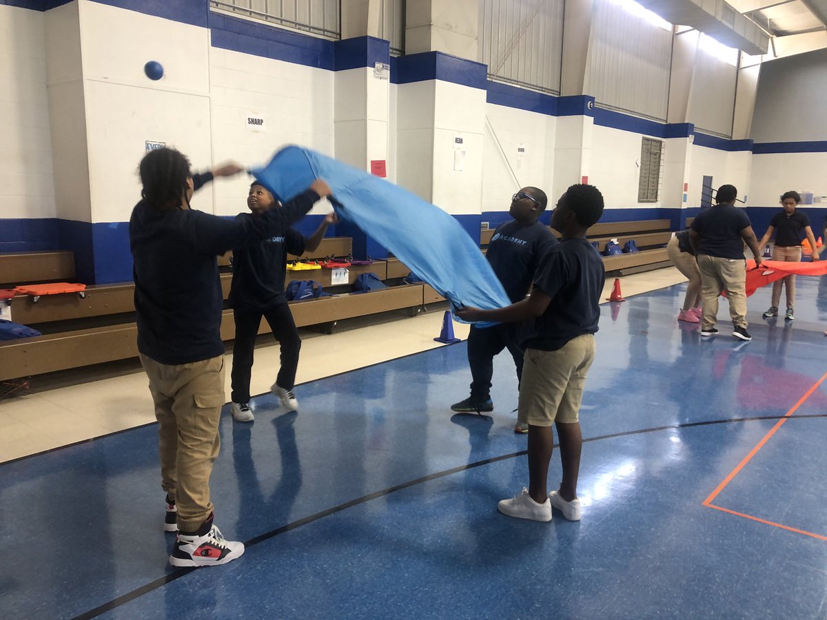 bethuhlman's tweet photo. All Ss love the parachute!! Used these small parachutes for collaboration and teamwork work with peers. #Standardbased #studentfun #i3forme @USGames @i3academy_ https://t.co/vBMdlaNmmc