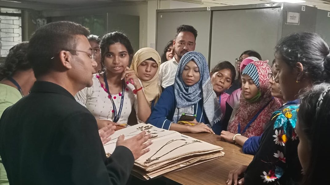 bsi_moefcc's tweet image. A group of a total of 59 B.Sc. #Botany (Hons.) students from #CityCollege and #VictoriaInstitution (College) have visited @bsi_moefcc #CentralNationalHerbarium and #AJCBose_Indian_Botanic_Garden #Howrah on 20th September 2022.