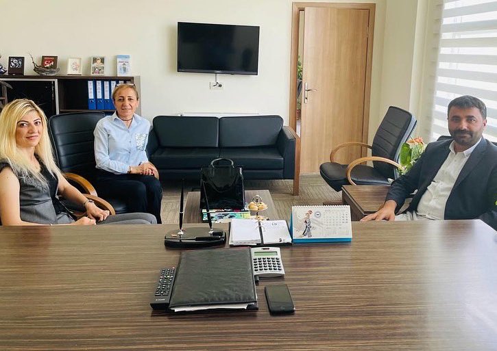 TFF Bölge Müdüremiz sayın Işılay Çalışkan Hanımefendi’yi Spor Bilimleri Fakültemiz Dr.Öğr.Üyesi Hülya Bingöl hocamızla birlikte ziyaret ettik.Türk kadınının çalışkanlığını ve başarısını yaptığı çalışmalarla ortaya koyan Işılay hanıma misafirperverliği için teşekkür ediyorum.