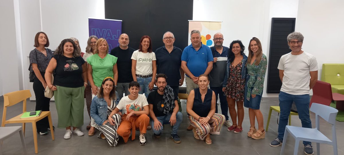 GVAivaj's tweet photo. 🚗 La ruta de #XarxaJove ha passat hui per l’Alcoià i el Comtat!

Esta reunió amb professionals i regidories de joventut ha sigut molt fructífera per parlar sobre polítiques de joventut a estes comarques.

Dona una ullada! 📸👇 https://t.co/dcBE9auhHH