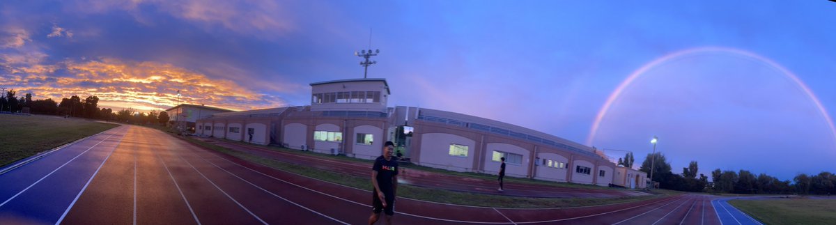 SiSm85's tweet photo. むちゃくちゃ綺麗に写真撮れた！！
3枚目ディズニーとかで使われそうじゃない？加工なしでパラノマ使ったよ！！
＃台風後
＃ディズニーの世界？
＃夕焼けと虹
＃みんなに届け https://t.co/qWbDfeh7Eo