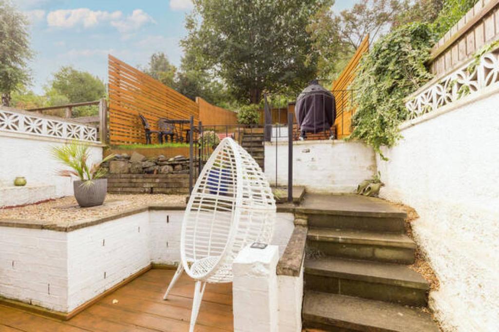 EllisonsProperT's tweet image. LOWER GRANTON ROAD - bordering the Firth of Forth 🏡 Beautifully presented terraced villa with 🛌 2 Bedrooms and 🛀 1 Bathroom. #property #propertyconsultant #firthofforth #granton #edinburgh #scotlandproperty #edinburghproperty #interiordesign  #interiors #homedecor #forsale