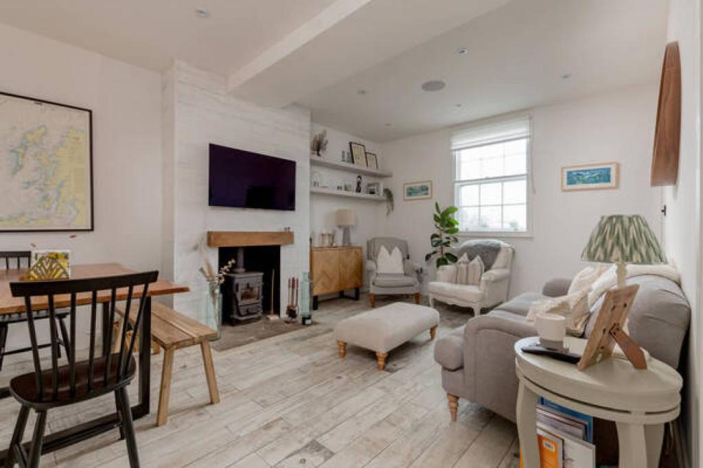 EllisonsProperT's tweet image. LOWER GRANTON ROAD - bordering the Firth of Forth 🏡 Beautifully presented terraced villa with 🛌 2 Bedrooms and 🛀 1 Bathroom. #property #propertyconsultant #firthofforth #granton #edinburgh #scotlandproperty #edinburghproperty #interiordesign  #interiors #homedecor #forsale