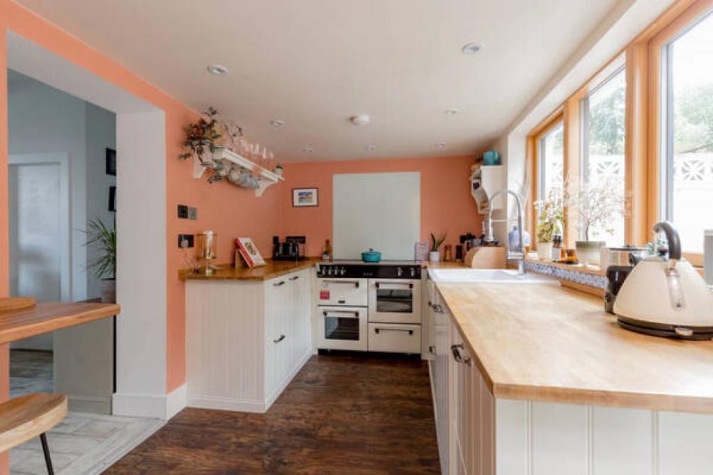 EllisonsProperT's tweet image. LOWER GRANTON ROAD - bordering the Firth of Forth 🏡 Beautifully presented terraced villa with 🛌 2 Bedrooms and 🛀 1 Bathroom. #property #propertyconsultant #firthofforth #granton #edinburgh #scotlandproperty #edinburghproperty #interiordesign  #interiors #homedecor #forsale