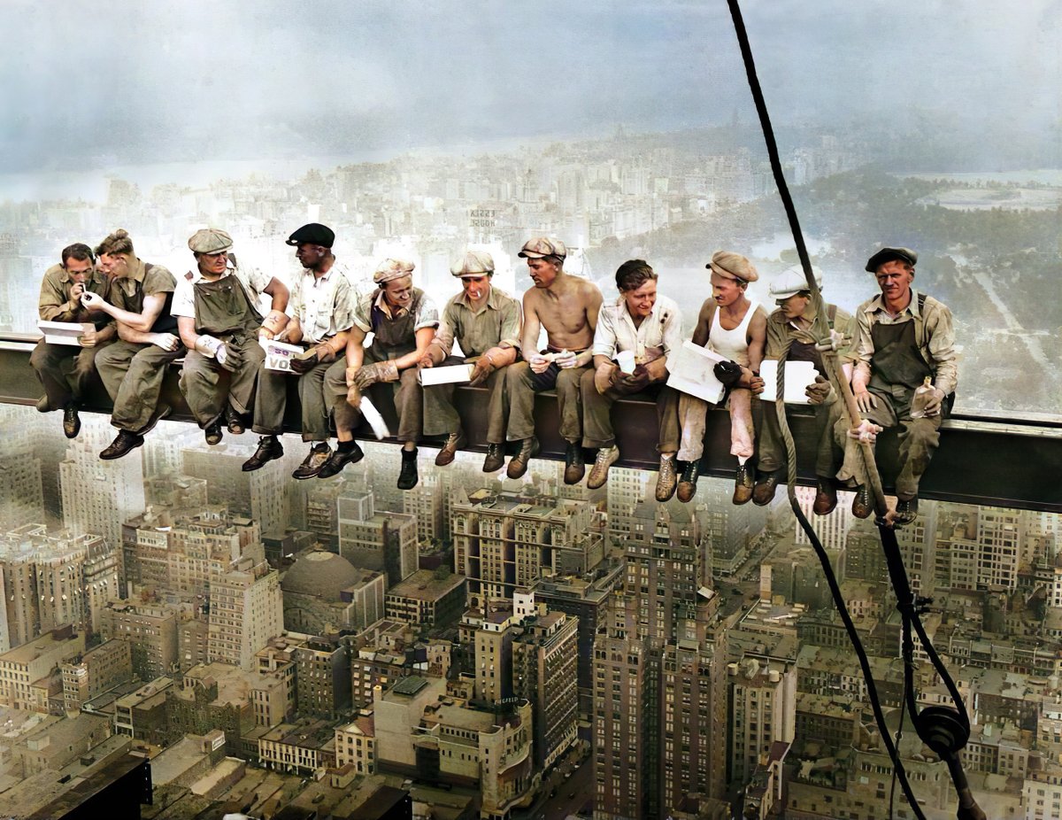 Avui fa 90 anys, és a dir #taldiacomavui de 1932, i a la planta 69 del gratacel RCA de Nova York fou presa una de les fotografies més famoses de la Història: 'Lunch atop a Skyscraper', la icònica imatge d'uns obrers dinant asseguts en una jàssera... a 260 metres d'altura. Fil. 👇