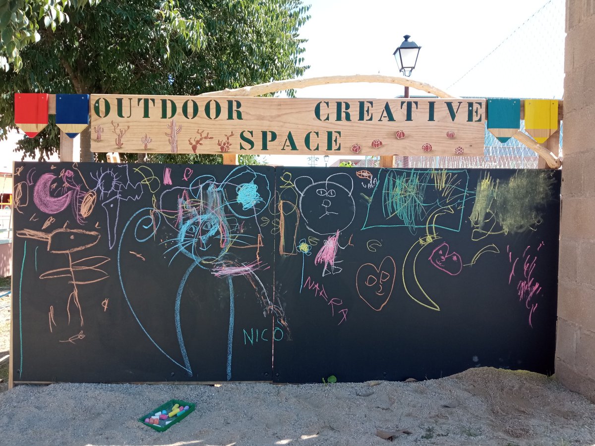 Espacios #exteriores #reciclaje #pizarra .Creative space .<a href="/CPBSANTAANA/">Colegio Santa Ana</a> <a href="/flaco_lagarto4/">Huerto Dos Estación</a> El Arte de ser feliz 💚