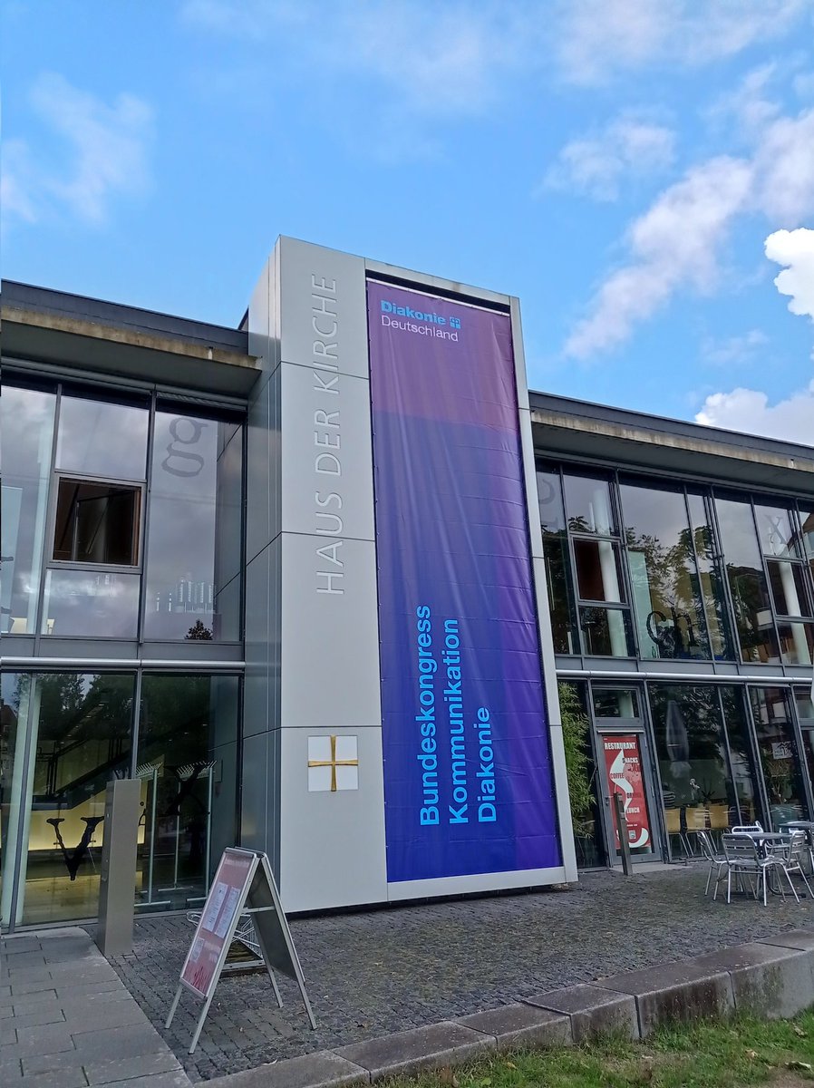 hallo_midi's tweet photo. Dr. Thomas Schiller präsentiert während des #Bundeskongress' #Kommunikation #Diakonie die Jubiläumskampagne "150 Jahre Diakonie" 2023. 

200 Kommunikations verantwortliche aus Kirche und Diakonie haben sich in Kassel zusammengefunden. 

#ausLiebe #Diakonie #Jubiläum https://t.co/TkxU8TVNu9