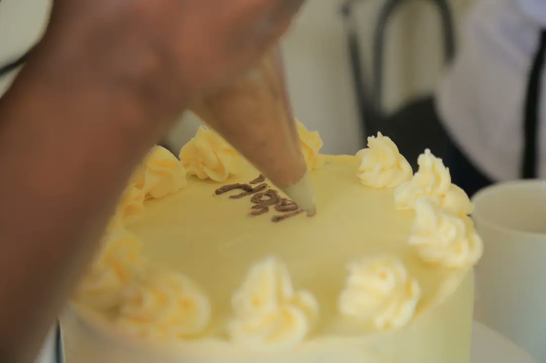 BakingAcademyUg's tweet photo. #bakeryandbasiccakedecirationclass
Hands don't lie, they only do what they can. And about role is to equip &amp; empower them so that they can make you go places. 

#bakingfromscratch #cakedecoration #decoration #handsontraining #handsonlearning https://t.co/xIONHRw72B
