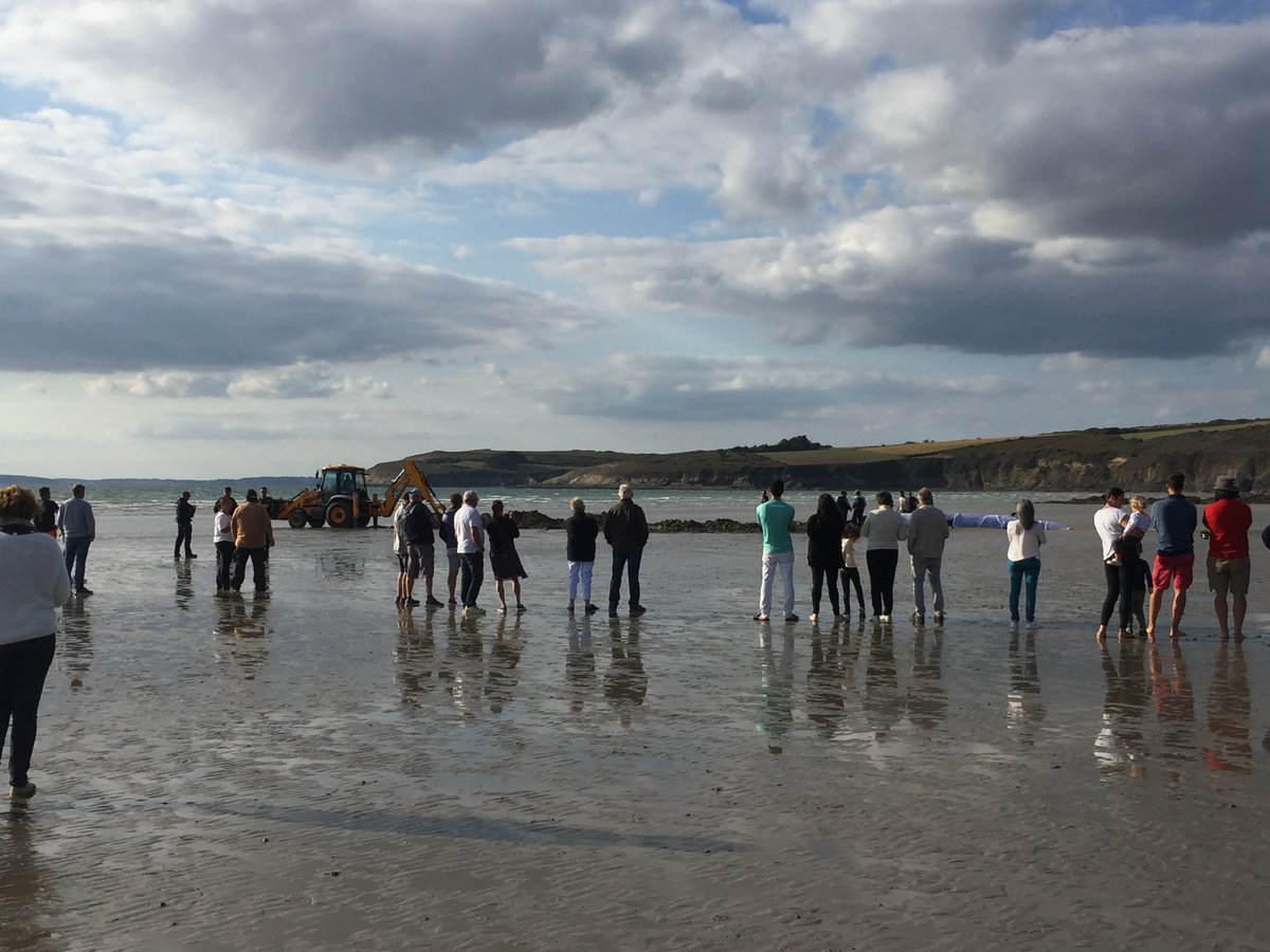 PlonevezPorzay's tweet photo. The stranded 11-meter long whale returned to sea after a 14-hour rescue effort.
#bayofdouarnenez #brittany #savewhale #savethewales #whalerescue #whalestranding #ploeven #plonevezporzay https://t.co/SCOiL2sqYo
