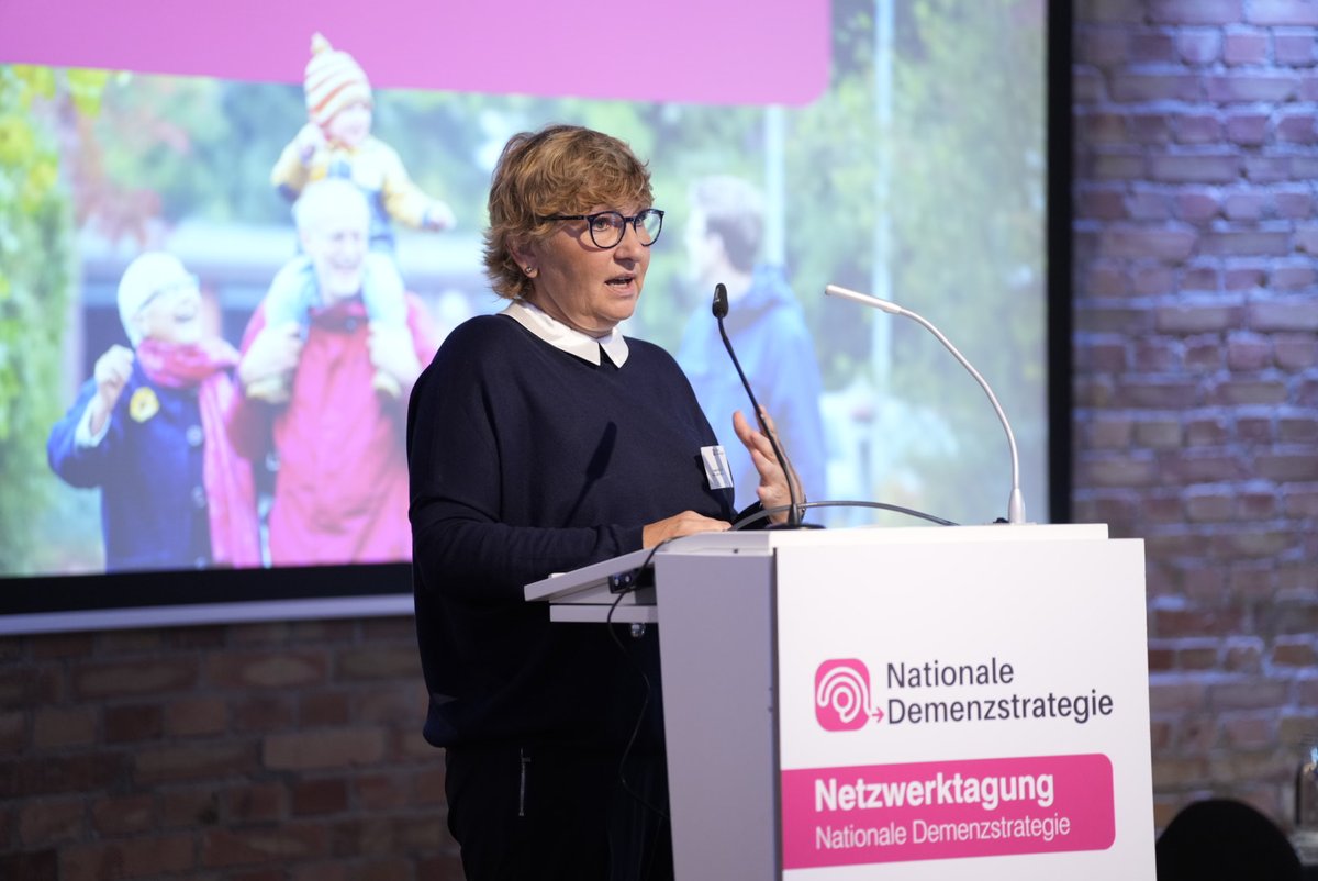 Demenzstrategie's tweet photo. Erste Eindrücke der Netzwerktagung #NationaleDemenzstrategie: Am Vormittag sprachen PSt @svenlehmann und Demenzbotschafterin Martina Voss-Tecklenburg, Bundestrainerin der @DFB_Frauen, zu den Teilnehmenden. Auch Menschen mit Demenz teilten ihre Perspektiven aufs Wohnen. https://t.co/hlgxm4Lk8S