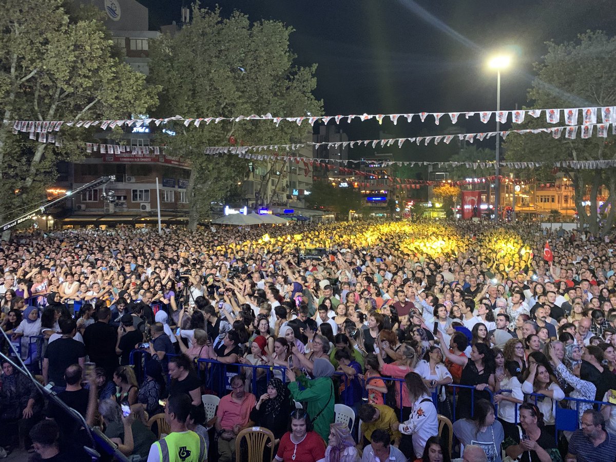 ComezTurhan's tweet photo. 🇺🇸Erdoğan: “Seçimleri kazanma noktasında endişemiz yok, ben meydanların dilini iyi bilirim.”
🏞Erdoğan’ın bu ifadeleri Central Park yürüyüşünden sonra kullanması dikkat çekici.
🇹🇷Bizim meydanların dili çok farklı şeyler söylüyor. https://t.co/3A5caOir9L