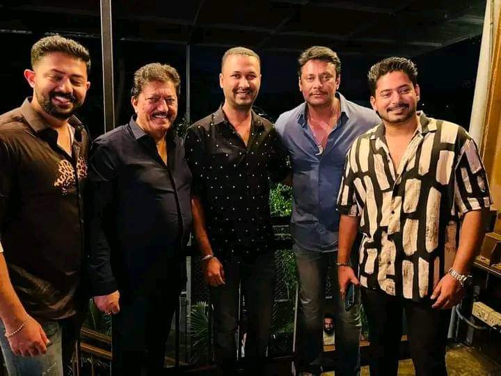 FlimsUpdates's tweet photo. #Dynamichero #Devaraj celebrates his birthday today.
He celebrated the special day with #challengingstar @dasadarshan, his sons @PrajwalDevaraj @PranamDevaraj and friends.
#HappyBirthdayDevaraj
#Sandalwoodfilmsupdate https://t.co/iOulISdyOp