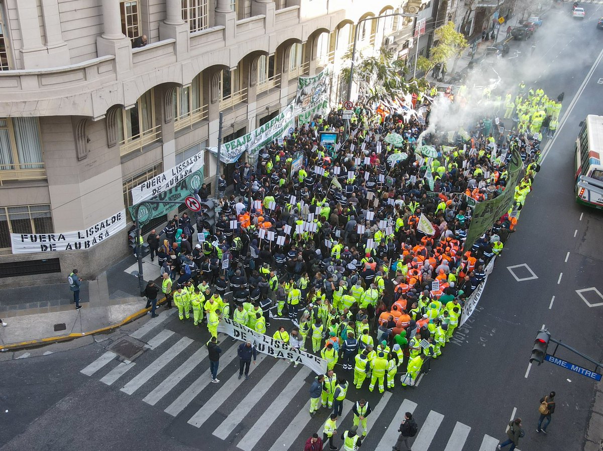 sutpapeajes's tweet photo. Los trabajadores de peajes nos movilizamos al @MinTrabajoAR.

@AU_BA_SA y el @BAProvincia  tienen que responder por el acoso, las amenazas y la persecución que ejerce el presidente de la empresa, @RicardoLissalde 

#FueraLissaldeDeAubasa https://t.co/0FtG0uO8S2