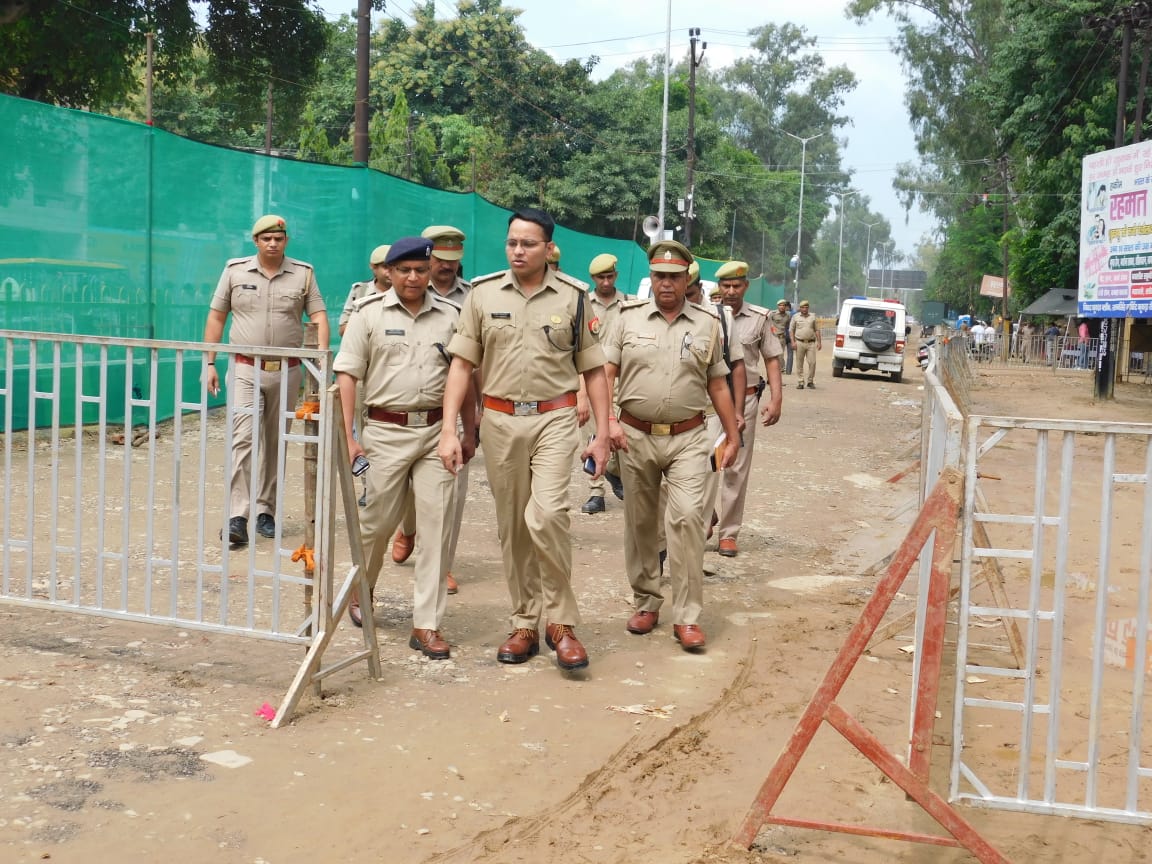 Fnewsnetwork1's tweet photo. मुजफ्फर नगर में अग्निवीर सेना भर्ती रैली को सकुशल सम्पन्न कराने तथा सुरक्षा व्यवस्था सुदृढ रखने हेतु वरिष्ठ पुलिस अधीक्षक मुजफ्फरनगर द्वारा पुलिस एवं सेना के अधिकारियों के साथ स्टेडियम तथा नुमाईश ग्राउण्ड का किया निरीक्षण ।  सम्बन्धित को दिए आवश्यक दिशा-निर्देश।
@ziqbal807 https://t.co/K0Ca2S0dF8