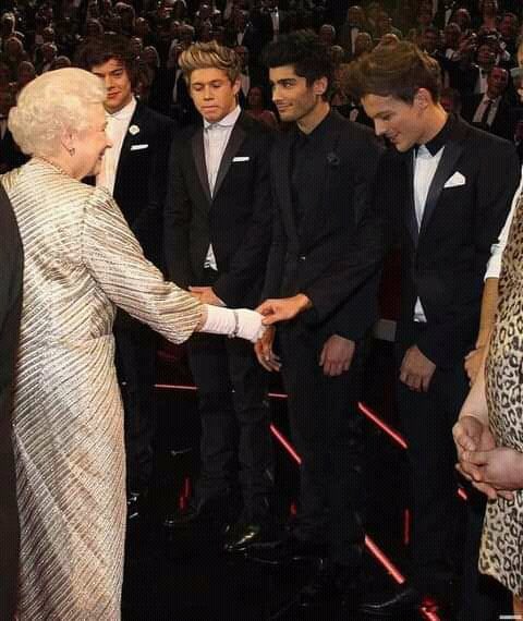 💬| "No creo que a ella le importara. No dije 'bien amor, cómo estás?', pero fue algo muy relajado, sabes".—Louis sobre no haber seguido el protocolo cuando conoció a la reina Isabel II, para SiriusXM.