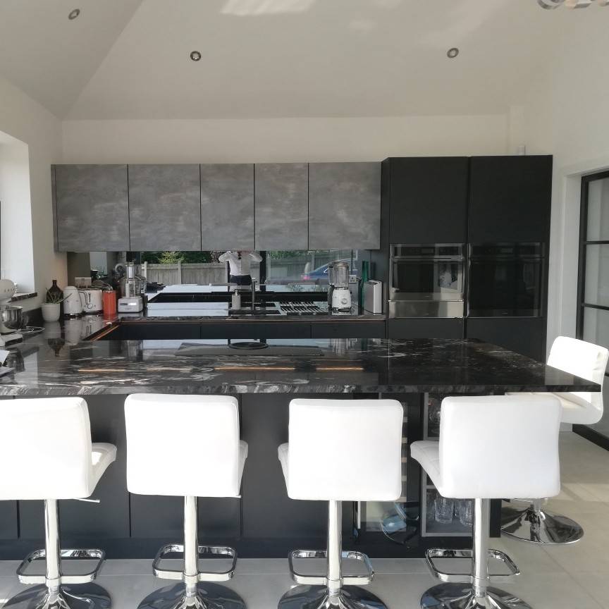 Black and white, a classic combo 💞 We love the natural granite worktops, complimented with rich tones and stone textures 😍 #bespokekitchen #kutchenhaus #kitchendesign #germankitchen #germankitchendesign #kutchenhauscardiff #kutchenhausswansea #bespokedesign