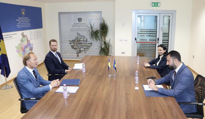 MPL_KS's tweet photo. Minister Krasniqi received in a courtesy mtg Ambassador of 🇸🇪 to Kosovo, His Excellency Jonas Westerlund to discuss about issues of mutual interest.  
Minister expressed its willingness to continue cooperation w Sweden Embassy 4mutual projects w the aim of supporting local level. https://t.co/Xryob5PE2E