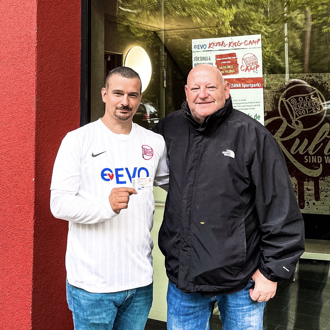 OFC_offiziell's tweet photo. Tolle Aktion: Udo Zimmermann hat die Dauerkarte, die er im Zuge der #OFCHilft-Spendensammlung von Schulsachen für bedürftige Kinder gewonnen hatte, an einen OFC-Fan verschenkt, der selbst noch keine eigene hatte. 🔴⚪️ #kickersoffenbach #nurderOFC #kultsindwir https://t.co/laEbbETadM