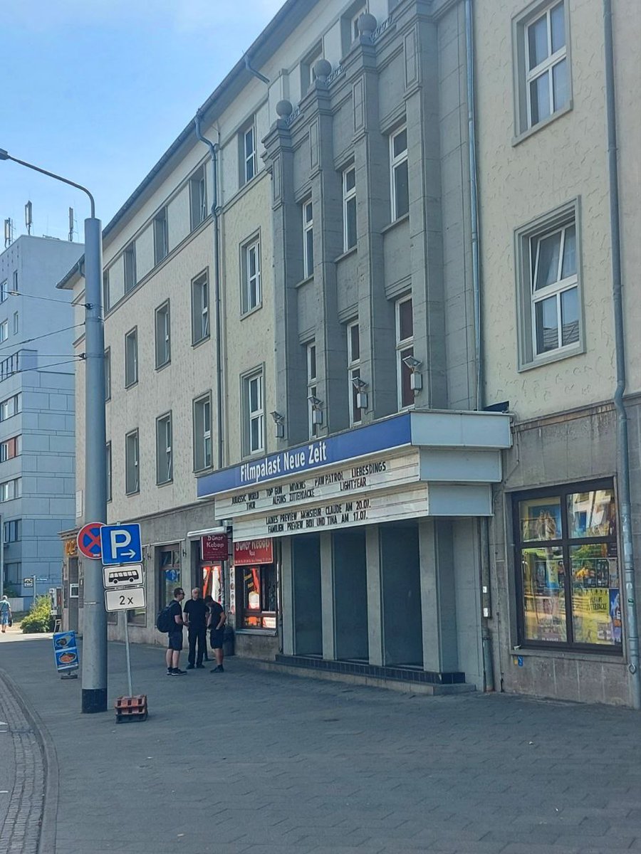 Der Filmpalast Neue Zeit in #Nordhausen trägt immer noch denselben Namen wie zu DDR-Zeiten. Passend ist das Filmprogramm - die Neuverfilmung von "Alfons Zitterbacke", in welcher der Alfons-Darsteller aus der DEFA-Verfilmung einen Gastauftritt hat😊

#kinoinderDDR 

📸<a href="/KathKroeger/">Kathleen Kröger</a>