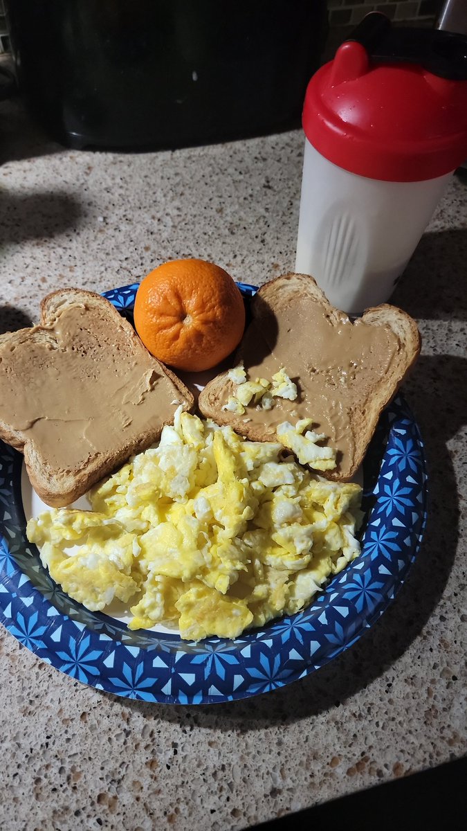 ConnorMauf's tweet photo. #outTrainoutEatoutCompete
3 eggs 2 toast 1 orange, and a protien shake https://t.co/zrnn5rAH4N